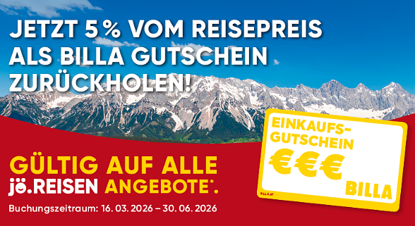 Schladming Dachstein mit Schnee bedeckt und grünen Wiesen davor