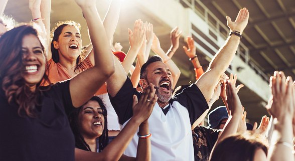 Freunde genießen die gemeinsame Zeit auf einem Event