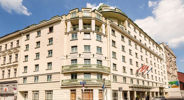 Hotel Ananas Frontansicht mit Flaggen über dem Eingang