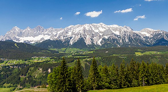 Region Schladming Dachstein schneebedeckt und grünen Wiesen davor