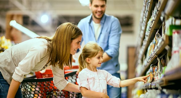 Junge Familie beim Einkaufen