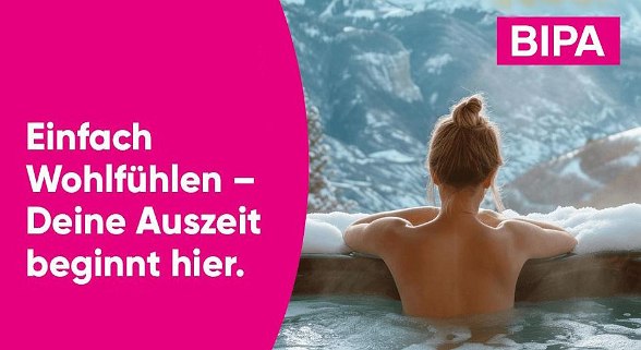 Frau im Whirlpool mit Blick auf die verschneiten Berge im Hintergrund