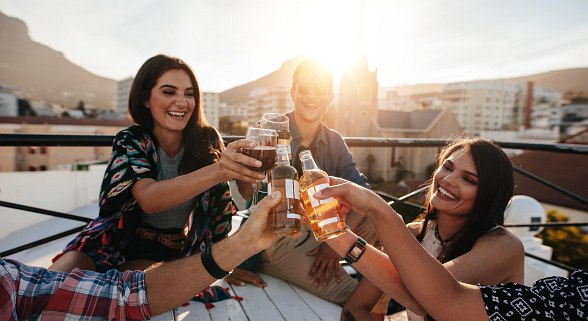 Freundesgruppe genießt ihre gemeinsame Zeit im Urlaub