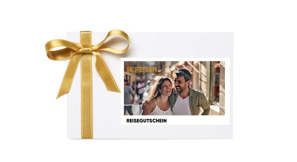 Frau & Mann gehen lachend durch die Straßen