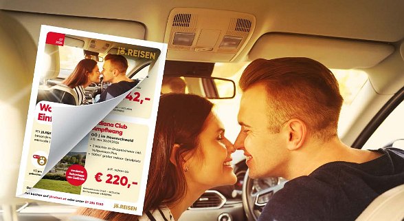 Frau und Mann in Auto und sind dabei, sich zu küssen. Daneben das Juli Flugblatt