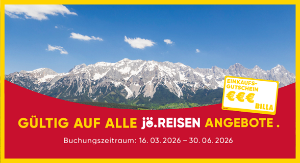 Schladming Dachstein schneebedeckt mit grünen Wiesen