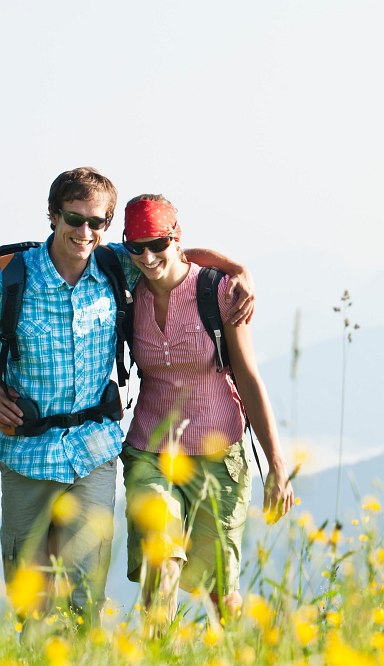 Frau und Mann wandern in den Bergen