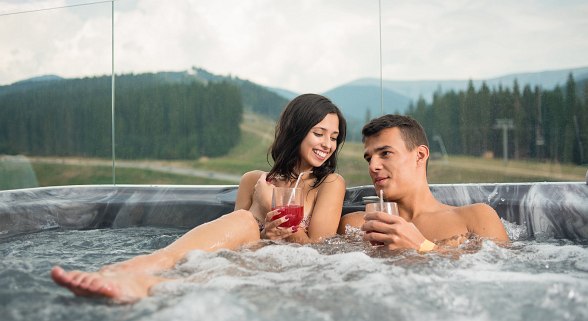 Paar genießt einen Pool in ihrem Hotel