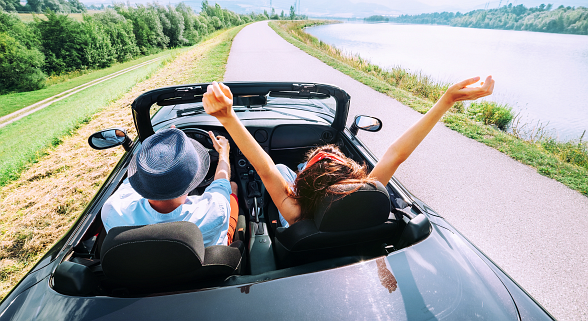 Junges Paar in Cabrio 