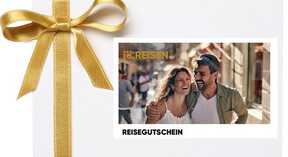 jö.REISEN Gutschein Vorlage mit goldener Masche. Auf dem Gutschein ist ein lächelndes Paar zu sehen