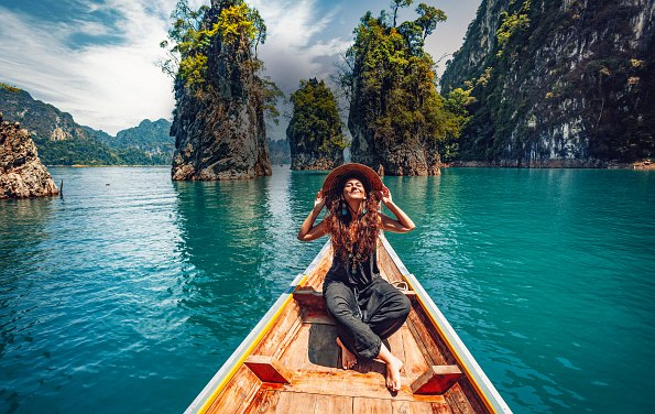 Frau mit Hut auf Boot in Thailand