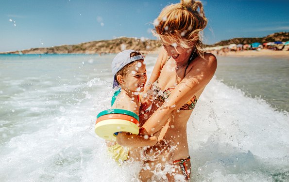 Frau mit Kind im Meer