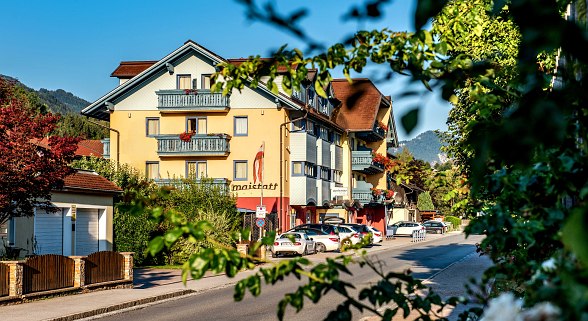 Alpinhotel Maistatt von außen mit gelber Fassade und Balkon