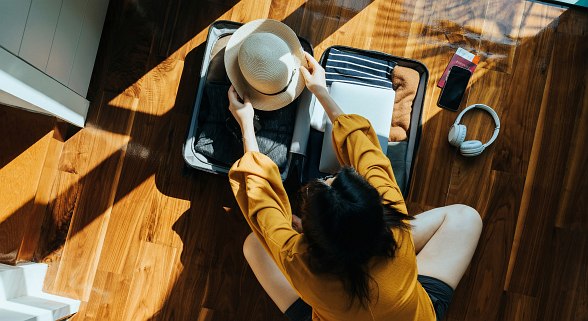 Frau packt ihren Koffer