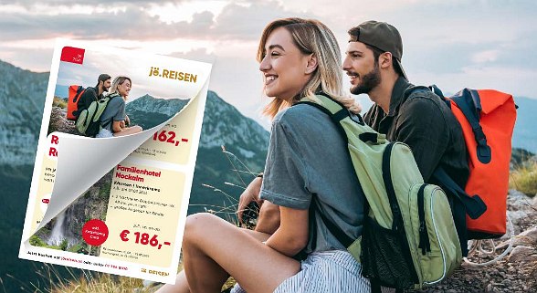 Junge Frau und Mann mit Rücksäcken sitzen am Berg und lächeln. Daneben ist das Flugblatt abgebildet