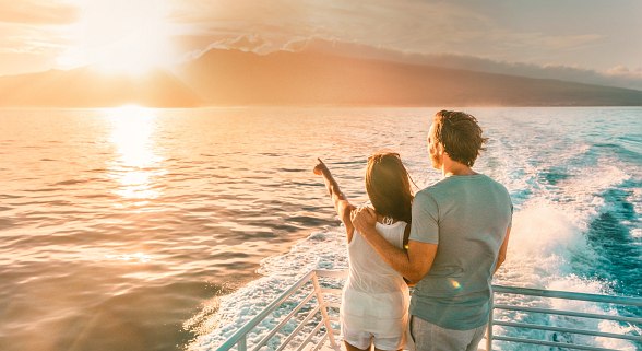 Junges Paar an Deck eines Kreuzfahrtschiffes 