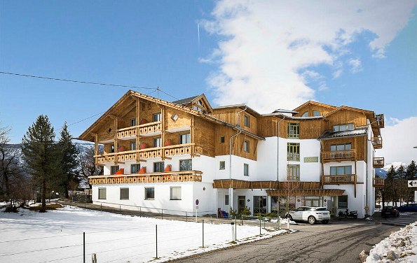Laurenzhof von außen mit Schnee und blauem Himmel im Hintergrund