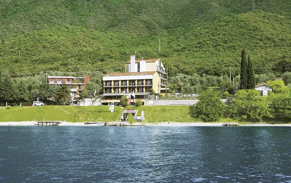 Hotel im Hintergrund mit Gardasee davor