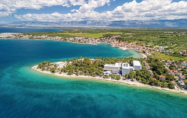 Türkisblaues Meer mit Strandbucht und Blick auf das Hotel und die Umgebung