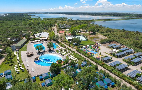 Poollandschaft von oben mit Meer im Hintergrund