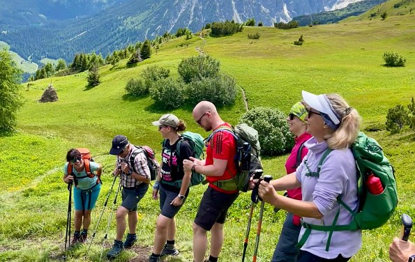 Wanderergruppe mit Walking Stöcken
