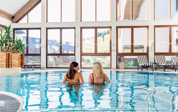 Zwei Frauen im Wellnessbereich 