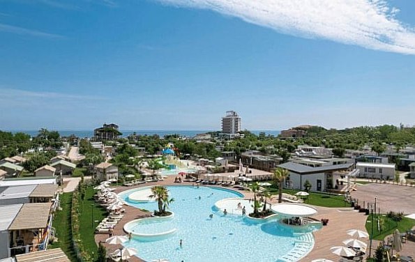 Sentido Riccione Premium Camp von oben mit Pool