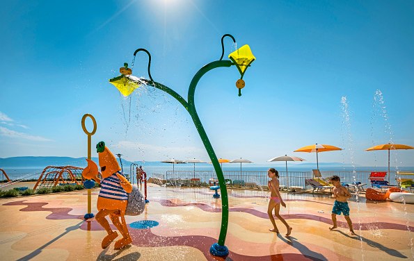 Kinder und Valamar Maskottchen in der Sonne am Kinderpool