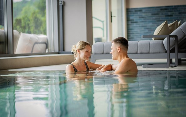 Junges Paar im Wellnessbereich eines Hotels
