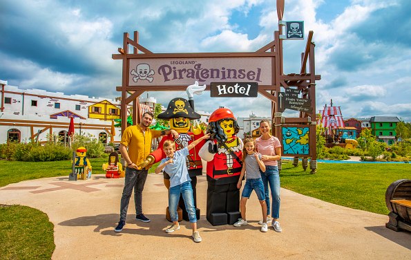 Familie mit Piratenmaskottchen im Legoland