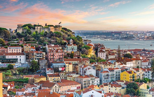 Lissabon mit seinen bunten Häusern und dem Fluss Tejo im Hintergrund