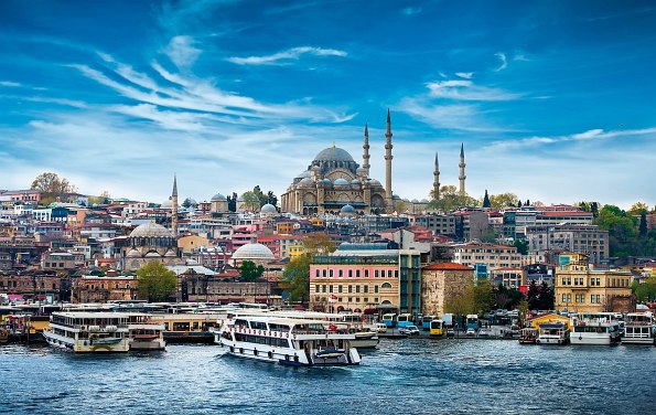 Istanbul Skyline am Ufer mit Booten