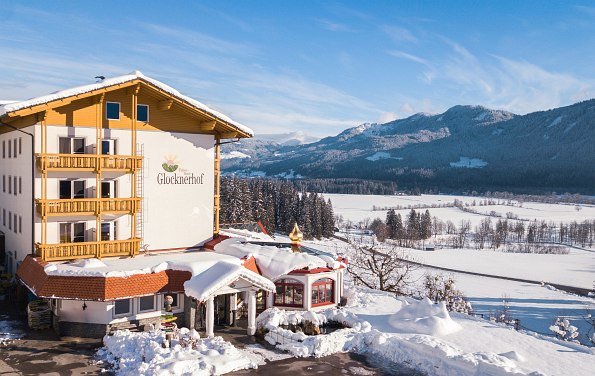 Hotel von außen mit Schneelandschaft im Hintergrund
