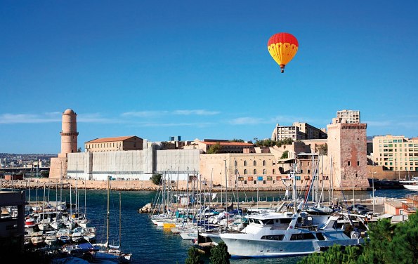 Marseille Hafen mit Heißluftballon am Himmel