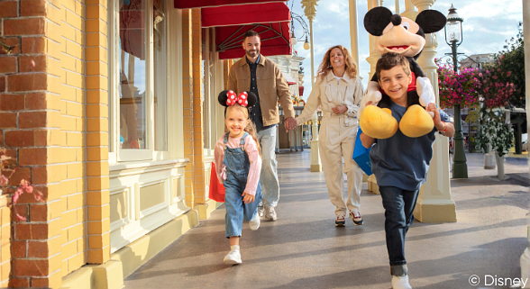 Zwei junge Frauen und ein junger Mann vor dem Wiener Parlament