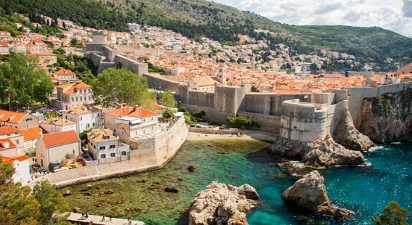 Zwei junge Frauen und ein junger Mann vor dem Wiener Parlament