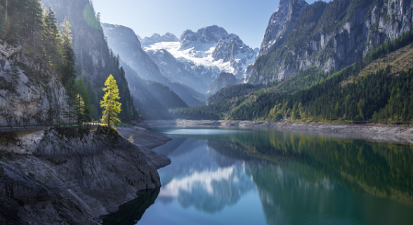 Zwei junge Frauen und ein junger Mann vor dem Wiener Parlament
