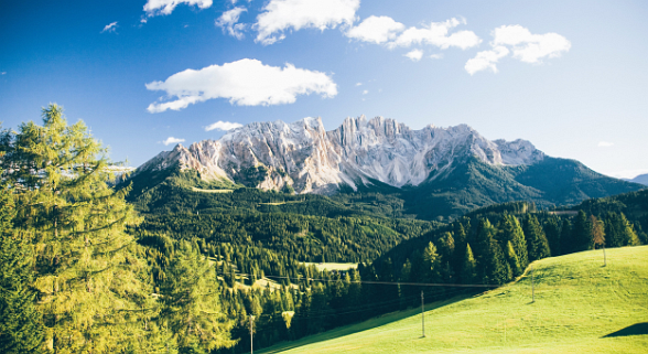 Tiroler Berge im grünen Mantel des Frühlings