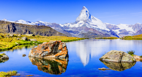 Zwei junge Frauen und ein junger Mann vor dem Wiener Parlament