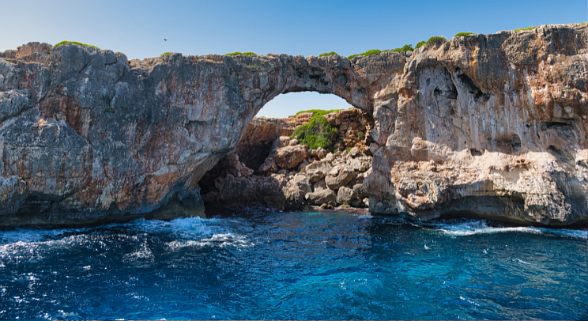 Zwei junge Frauen und ein junger Mann vor dem Wiener Parlament