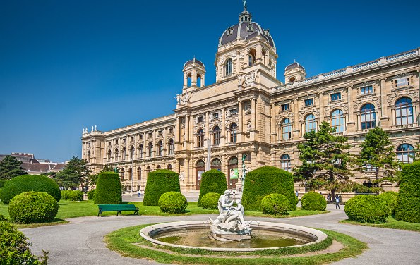Naturhistorisches Museum von außen mit Brunnen und Garten davor