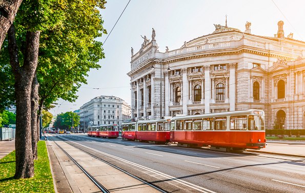 Wiener Staatsoper mit Straßenbahn davor